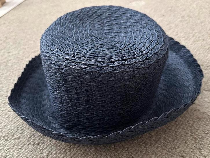 Donkerblauwe gevlochten dameshoed maat M, Kleding | Dames, Hoeden en Petten, Zo goed als nieuw, Hoed, 56 of 57 cm (M, 7 of 7⅛ inch)