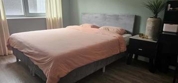 Boxspring grijs met hoofdbord 180 x 200cm beschikbaar voor biedingen