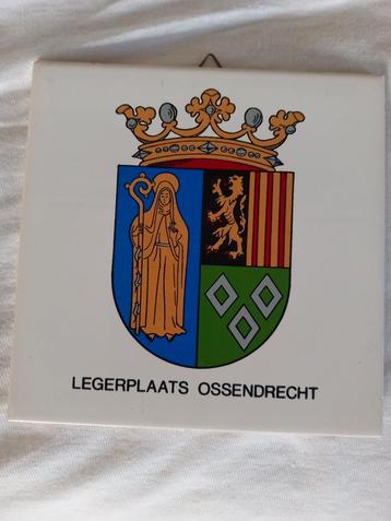 Fraaie tegel met opschrift Legerplaats Ossendrecht en wapen beschikbaar voor biedingen