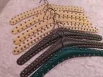 Vintage (geel VERKOCHT) nog groene lederen studs knaapjes, Kleding | Dames, Kledinghangers, Ophalen of Verzenden, Zo goed als nieuw