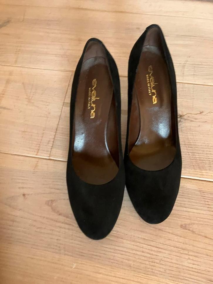 Evaluna Zwarte Suède Pumps Mt 42 ZGAN, Kleding | Dames, Schoenen, Zo goed als nieuw, Pumps, Zwart, Ophalen of Verzenden