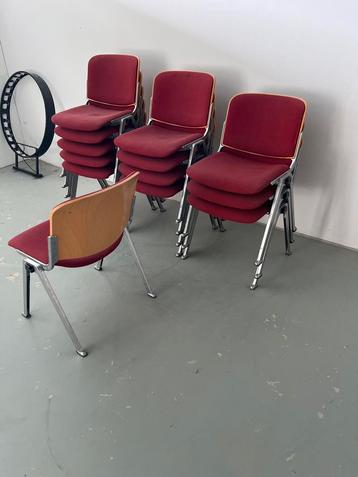 Stapelbare rode stoelen (set) beschikbaar voor biedingen