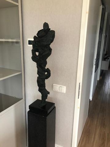 kunst object op sokkel  beschikbaar voor biedingen
