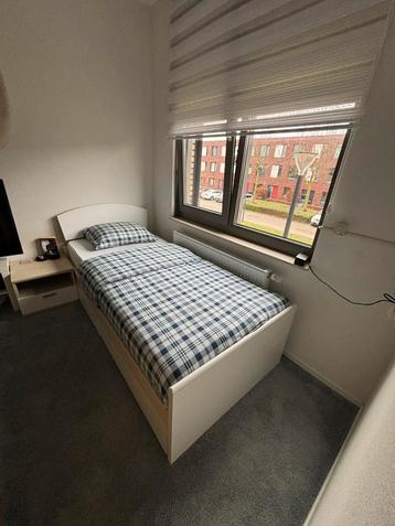 Eenpersoons bed+lades+nachtkastje+bureau