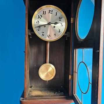 Antieke Wandklok met Houten Kast beschikbaar voor biedingen
