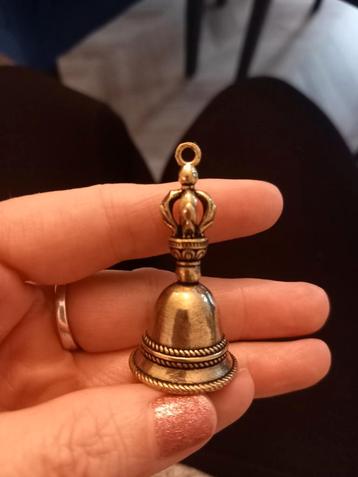 Leuke kleine bel met kroontje beschikbaar voor biedingen