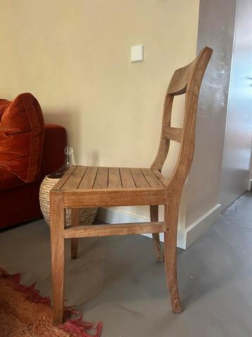 Houten stoelen beschikbaar voor biedingen