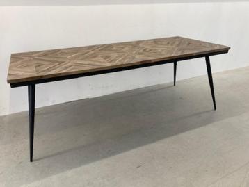 Prachtige tafel in teak houten ruitmotief en zwarte poten beschikbaar voor biedingen