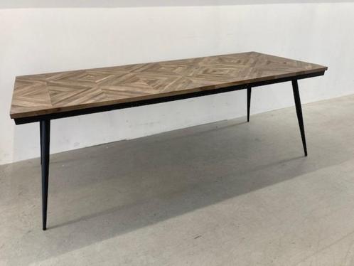 Prachtige tafel in teak houten ruitmotief en zwarte poten, Huis en Inrichting, Tafels | Eettafels, Zo goed als nieuw, 50 tot 100 cm