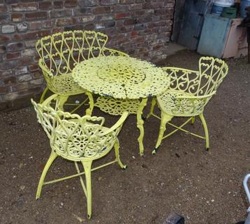 oude bistro set tuin set tuintafel tuinbank tuinstoelen  beschikbaar voor biedingen