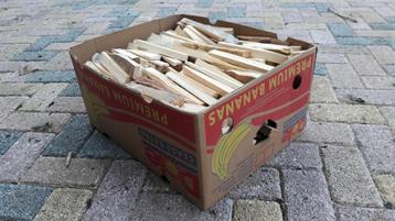 Aanmaakhoutjes. Kurkdroog en verf en nagelvrij.  Ca 10 kg  beschikbaar voor biedingen