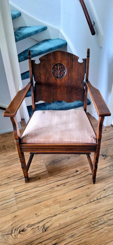 Gratis ophalen: Antieke Houten Armstoel met Franse Lelie, Antiek en Kunst, Antiek | Meubels | Stoelen en Banken, Ophalen