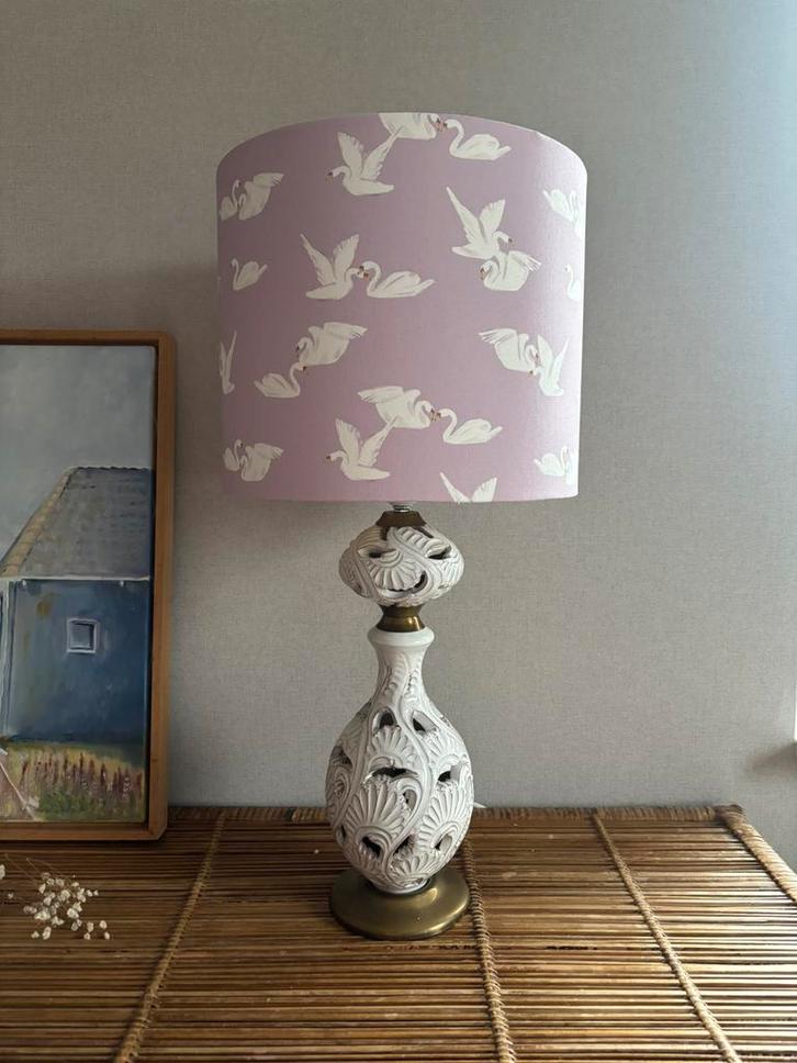Sierlijke vintage tafellamp, Huis en Inrichting, Lampen | Tafellampen, Zo goed als nieuw, 50 tot 75 cm, Stof, Ophalen