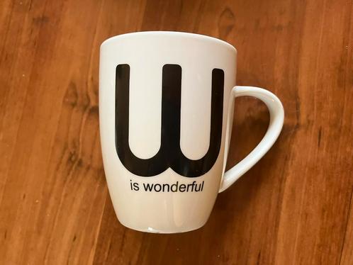 Mok met tekst ‘W is wonderful’, Huis en Inrichting, Keuken | Servies, Zo goed als nieuw, Kop(pen) en/of Schotel(s), Overige stijlen