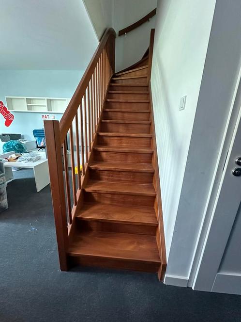 Te koop: mooie mahonie houten trap, Doe-het-zelf en Verbouw, Ladders en Trappen, Zo goed als nieuw, 2 tot 4 meter, Ophalen of Verzenden