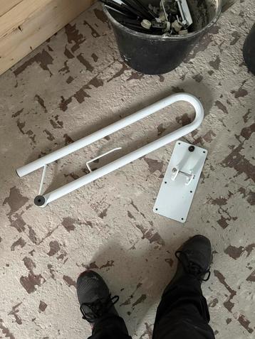 Opklapbare wandbeugel / toiletbeugel – wit, met wandplaat beschikbaar voor biedingen