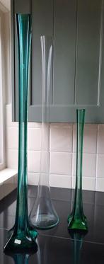 Mooie lange groene glazen vazen., Huis en Inrichting, Woonaccessoires | Vazen, Nieuw, Ophalen of Verzenden, Glas, Minder dan 50 cm
