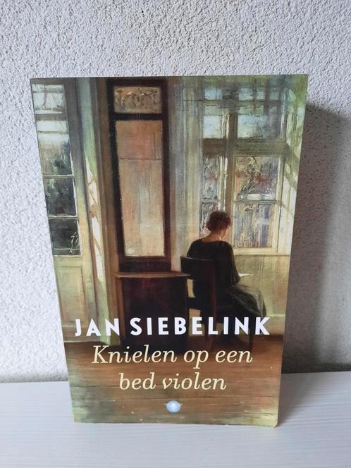 Boek Jan Siebelink Knielen op een bed Violen 51ste druk 2011, Boeken, Romans, Gelezen, Nederland, Ophalen of Verzenden