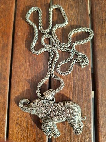 Mooie olifanten ketting beschikbaar voor biedingen