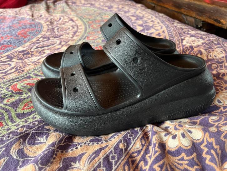 Mooie Crocs crush plateau slippers 37/38 (W7) nu 49,99€, Kleding | Dames, Schoenen, Nieuw, Slippers, Zwart, Ophalen of Verzenden