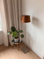 Mooie staande lamp met suède bruine kap, Huis en Inrichting, Lampen | Vloerlampen, Ophalen, Zo goed als nieuw, 100 tot 150 cm