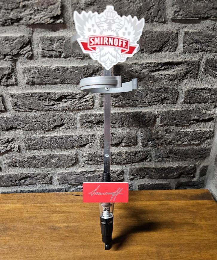 Smirnoff wodka nondrip dispenser met flesbeugel, Verzamelen, Merken en Reclamevoorwerpen, Nieuw, Gebruiksvoorwerp, Ophalen of Verzenden