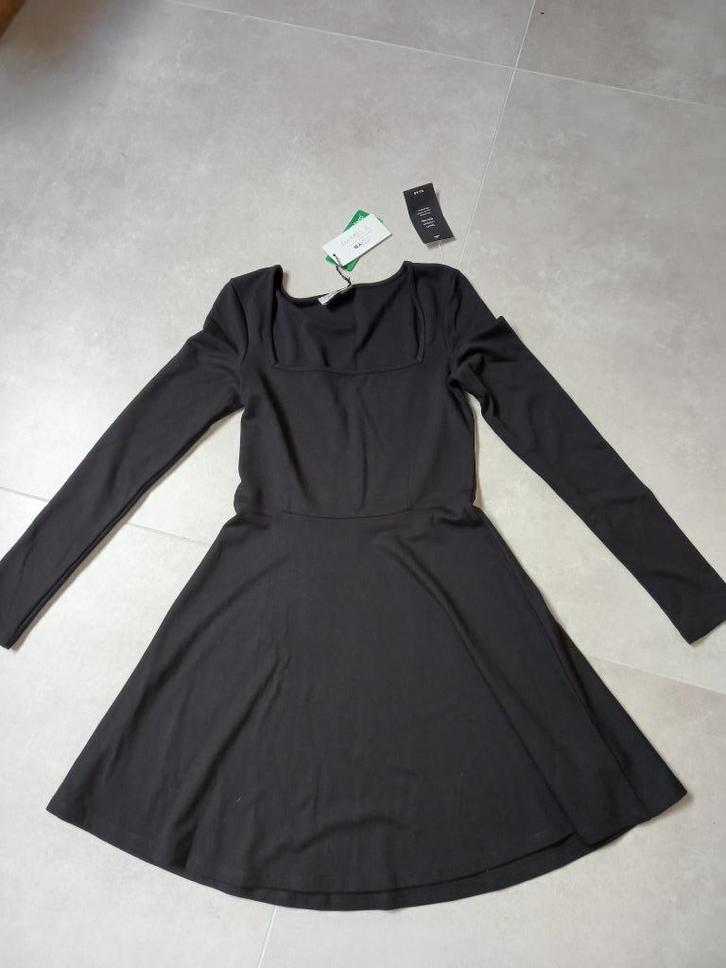 Nieuw! Nette zwarte jurk Pamela x NA-KD maat S, Kleding | Dames, Jurken, Nieuw, Maat 36 (S), Zwart, Knielengte, Ophalen of Verzenden