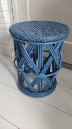 Vintage kruk blauw rotan webbing, Huis en Inrichting, Krukjes, Ophalen of Verzenden, Gebruikt, Overige materialen