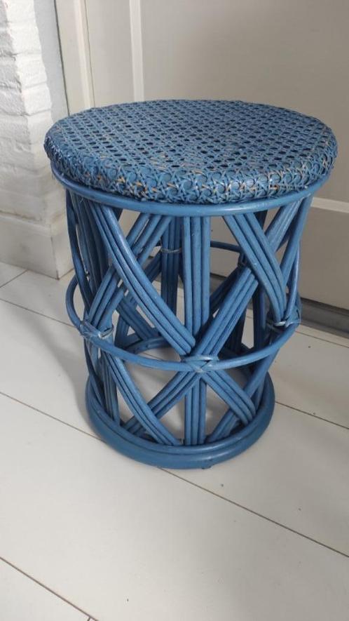Vintage kruk blauw rotan webbing, Huis en Inrichting, Krukjes, Gebruikt, Overige materialen, Ophalen of Verzenden