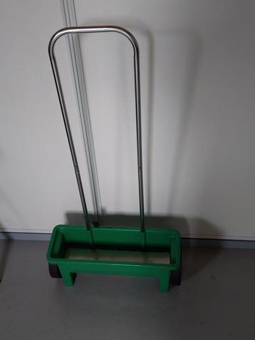 Maakt gras zaaien makkelijker.......z.g.a.n. strooiwagen  beschikbaar voor biedingen
