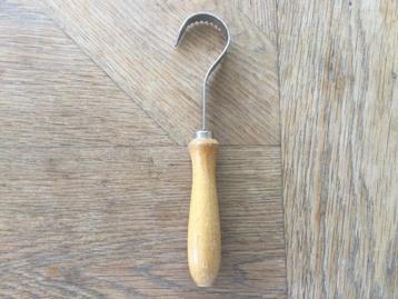 Vintage boterkruller met houten handvat beschikbaar voor biedingen