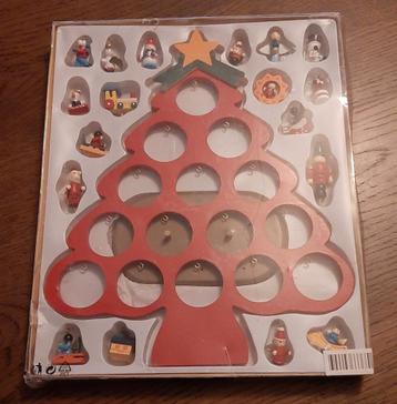 Houten kerstboom met figuurtjes  beschikbaar voor biedingen