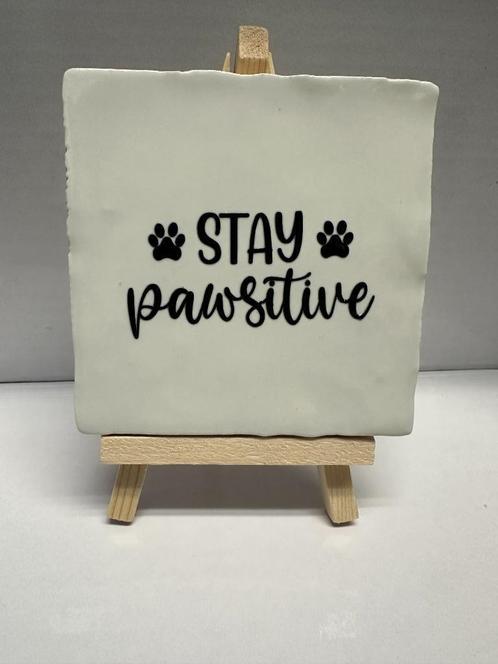 Tegeltje Stay Pawsitive 10x10cm - Inclusief standaard, Dieren en Toebehoren, Honden-accessoires, Nieuw, Ophalen of Verzenden