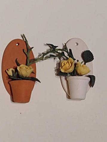 witte keramische muurpot met roos / Fennicole beschikbaar voor biedingen