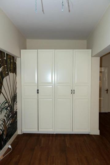 (Nr.471) 2 legkasten, beiden met paneeldeuren