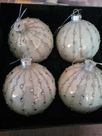 4 glazen parelmoer witte kerstballen., Diversen, Kerst, Ophalen, Nieuw