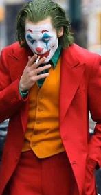 Joker pruik + rood jasje + geel vestje, Gebruikt, Ophalen of Verzenden