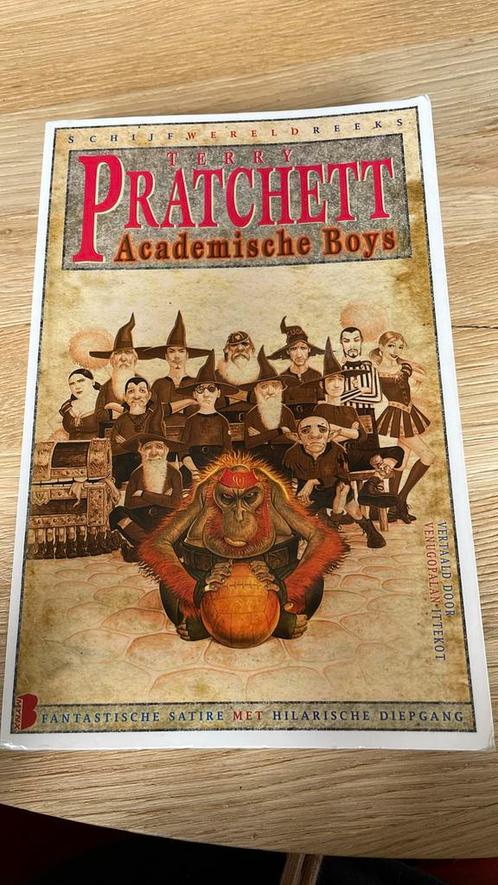 Terry Pratchett - Academische Boys, Boeken, Fantasy, Ophalen of Verzenden