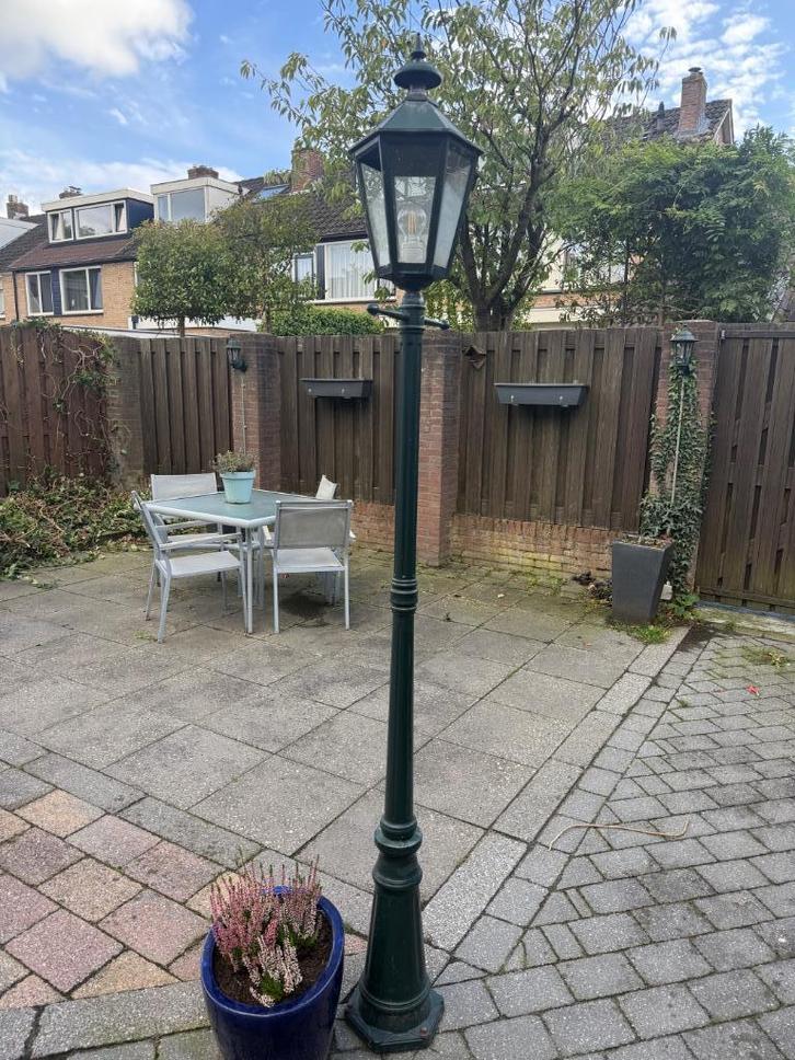Klassieke staande buitenlantaarn + 1 kleine hangende, Tuin en Terras, Buitenverlichting, Gebruikt, Staande lamp, Staal, 50 tot 250 watt