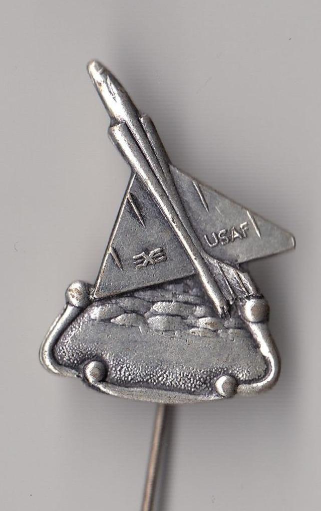 Luchtmacht KLU Vliegtuig speldje Convair F-102 Delta Dagger, Verzamelen, Luchtvaart en Vliegtuigspotten, Gebruikt, Patch, Badge of Embleem