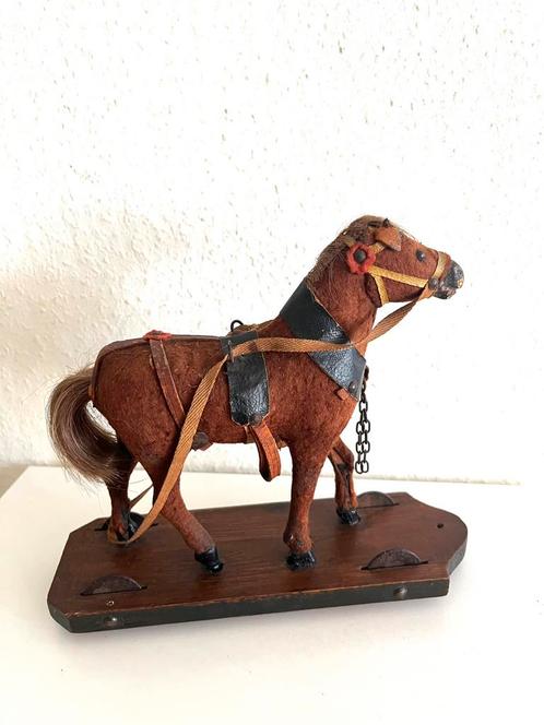 Antiek paardje op plankje met metalen wielen., Antiek en Kunst, Antiek | Speelgoed, Ophalen of Verzenden