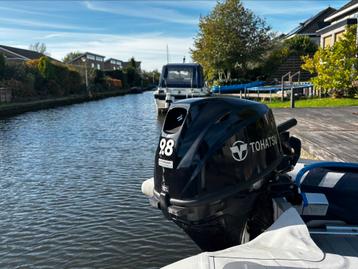 Rubber boot met buitenboord motor. beschikbaar voor biedingen