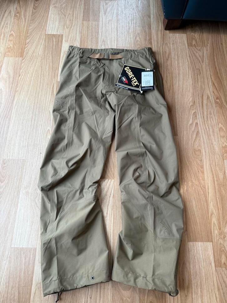 Arc'teryx Alpha LT Broek (Gen 2) - Heren M, Kleding | Heren, Broeken en Pantalons, Zo goed als nieuw, Maat 48/50 (M), Beige, Ophalen of Verzenden