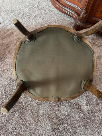 Antieke Stoel met Bloemenmotief beschikbaar voor biedingen