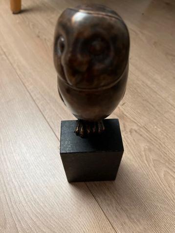 Bronzen uiltje beschikbaar voor biedingen