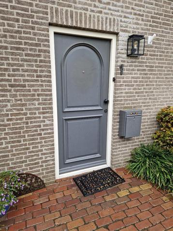 Hardhouten voordeur te koop beschikbaar voor biedingen