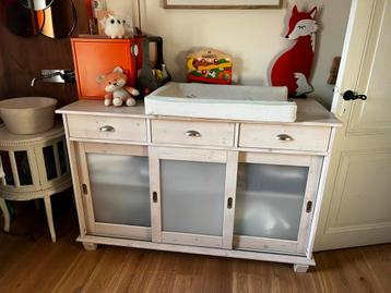 Grote Commode/Verschoningstafel massief hout veel opbergruim beschikbaar voor biedingen