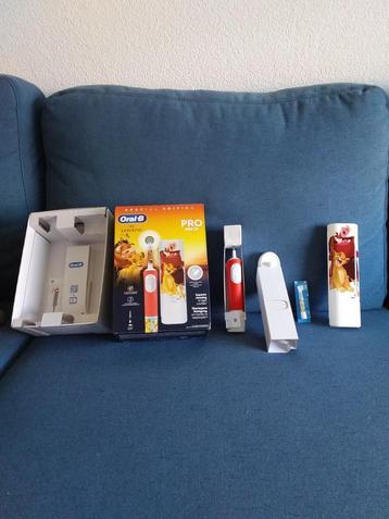 NIEUWE Oral B elektrische kindertandenborstel met reis etui beschikbaar voor biedingen