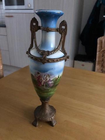 Te koop antiek vaasje met koperen beslag beschikbaar voor biedingen