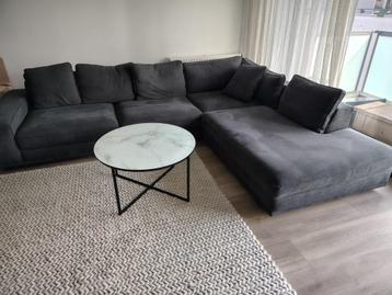 Grote hoekbank, ligdeel aan de linkerkant beschikbaar voor biedingen